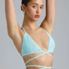 Top bikini Liberty con spalline incrociate e decorazioni in blu ghiaccio Top bikini Liberty con spalline incrociate e decorazioni in blu ghiaccio