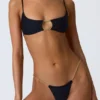 Top bikini nero con cut-out e decorazioni a catena Sanibel Top bikini nero con cut-out e decorazioni a catena Sanibel