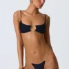 Top bikini nero con cut-out e decorazioni a catena Sanibel Top bikini nero con cut-out e decorazioni a catena Sanibel