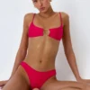 Top bikini Sanibel con cut-out e decorazioni a catena in rosa lampone