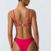 Top bikini Sanibel con cut-out e decorazioni a catena in rosa lampone