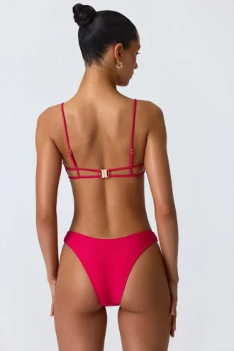 Top bikini Sanibel con cut-out e decorazioni a catena in rosa lampone