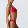 Top bikini Sanibel con cut-out e decorazioni a catena in rosa lampone
