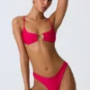 Top bikini Sanibel con cut-out e decorazioni a catena in rosa lampone