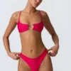 Top bikini Sanibel con cut-out e decorazioni a catena in rosa lampone
