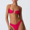Top bikini Sanibel con cut-out e decorazioni a catena in rosa lampone