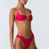 Top bikini Sanibel con cut-out e decorazioni a catena in rosa lampone