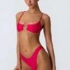 Top bikini Sanibel con cut-out e decorazioni a catena in rosa lampone