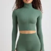 Top corto a collo alto Soft Active in kaki Top corto a collo alto Soft Active in kaki