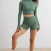 Top corto a collo alto Soft Active in kaki Top corto a collo alto Soft Active in kaki