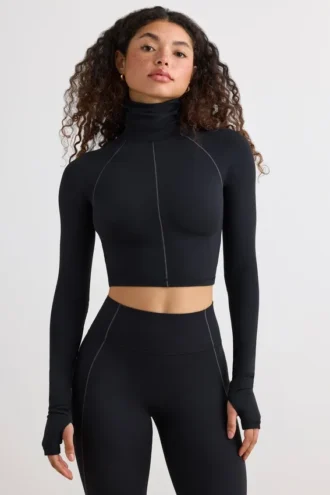 Top corto a collo alto Soft Active in nero