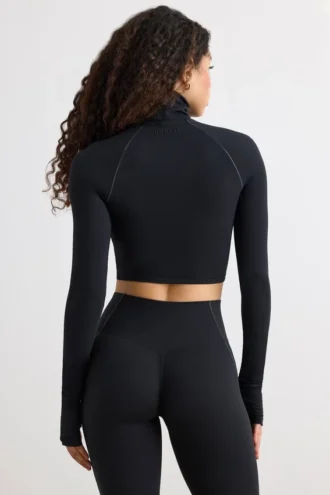 Top corto a collo alto Soft Active in nero