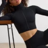 Top corto a collo alto Soft Active in nero