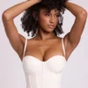 Top corto a corsetto con ferretti in vinile Cassandra, bianco Top corto a corsetto con ferretti in vinile Cassandra, bianco