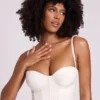 Top corto a corsetto con ferretti in vinile Cassandra, bianco Top corto a corsetto con ferretti in vinile Cassandra, bianco