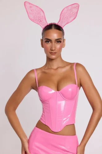 Top corto a corsetto con ferretti in vinile Cassandra, rosa