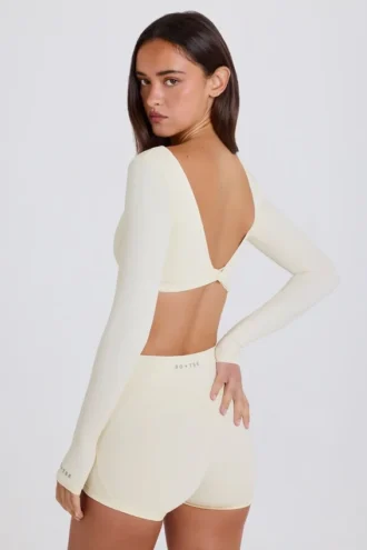 Top corto a maniche lunghe color crema