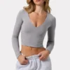Top corto a maniche lunghe con arricciature in grigio Top corto a maniche lunghe con arricciature in grigio