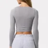 Top corto a maniche lunghe con arricciature in grigio Top corto a maniche lunghe con arricciature in grigio