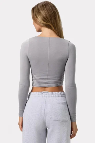 Top corto a maniche lunghe con arricciature in grigio