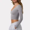 Top corto a maniche lunghe con arricciature in grigio Top corto a maniche lunghe con arricciature in grigio