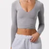 Top corto a maniche lunghe con arricciature in grigio Top corto a maniche lunghe con arricciature in grigio