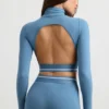Top corto a maniche lunghe con collo alto e schiena scoperta in blu acciaio Top corto a maniche lunghe con collo alto e schiena scoperta in blu acciaio