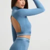 Top corto a maniche lunghe con collo alto e schiena scoperta in blu acciaio Top corto a maniche lunghe con collo alto e schiena scoperta in blu acciaio