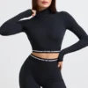 Top corto a maniche lunghe con collo alto e schiena scoperta in nero Top corto a maniche lunghe con collo alto e schiena scoperta in nero
