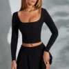 Top corto a maniche lunghe con scollo quadrato Nadiya in nero Top corto a maniche lunghe con scollo quadrato Nadiya in nero