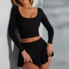 Top corto a maniche lunghe con scollo quadrato Nadiya in nero Top corto a maniche lunghe con scollo quadrato Nadiya in nero