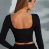 Top corto a maniche lunghe con scollo quadrato Nadiya in nero Top corto a maniche lunghe con scollo quadrato Nadiya in nero