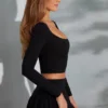 Top corto a maniche lunghe con scollo quadrato Nadiya in nero Top corto a maniche lunghe con scollo quadrato Nadiya in nero