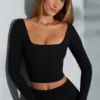 Top corto a maniche lunghe con scollo quadrato Nadiya in nero Top corto a maniche lunghe con scollo quadrato Nadiya in nero