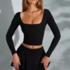 Top corto a maniche lunghe con scollo quadrato Nadiya in nero Top corto a maniche lunghe con scollo quadrato Nadiya in nero