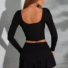 Top corto a maniche lunghe con scollo quadrato Nadiya in nero Top corto a maniche lunghe con scollo quadrato Nadiya in nero