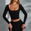 Top corto a maniche lunghe con scollo quadrato Nadiya in nero Top corto a maniche lunghe con scollo quadrato Nadiya in nero