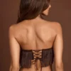 Top corto allacciato con frange e scollo a fascia Bruma in marrone cioccolato Top corto allacciato con frange e scollo a fascia Bruma in marrone cioccolato