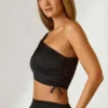 Top corto asimmetrico con ruches Brisa in nero Top corto asimmetrico con ruches Brisa in nero