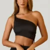 Top corto asimmetrico con ruches Brisa in nero Top corto asimmetrico con ruches Brisa in nero