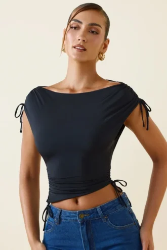 Top corto asimmetrico con scollo a cappuccio e ruches Kaede in nero