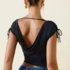 Top corto asimmetrico con scollo a cappuccio e ruches Kaede in nero Top corto asimmetrico con scollo a cappuccio e ruches Kaede in nero