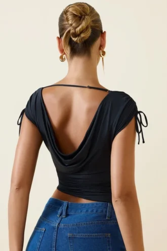 Top corto asimmetrico con scollo a cappuccio e ruches Kaede in nero