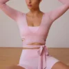 Top corto avvolgente a maniche lunghe in rosa tenue