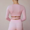 Top corto avvolgente a maniche lunghe in rosa tenue