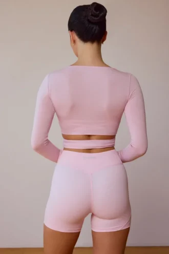 Top corto avvolgente a maniche lunghe in rosa tenue Top corto avvolgente a maniche lunghe in rosa tenue