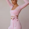 Top corto avvolgente a maniche lunghe in rosa tenue