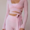 Top corto avvolgente a maniche lunghe in rosa tenue