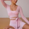 Top corto avvolgente a maniche lunghe in rosa tenue