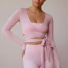 Top corto avvolgente a maniche lunghe in rosa tenue